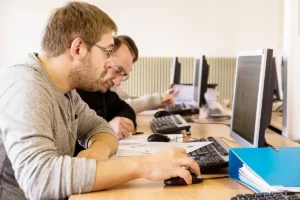 Formation adultes homme devant ecran